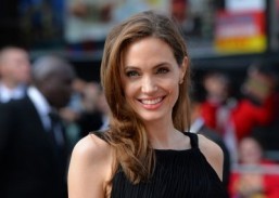Jolie to direct Cambodia war film for Netflix