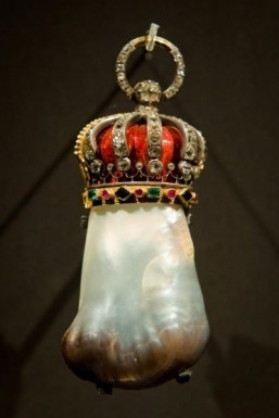 The Hope pearl, previously owned by King Louis XIV of France, is displayed in the V&A's "Pearls" exhibition in west London on September 18, 2013. Running from September 21, 2013 to January 19, 2014, the exhibition includes items of jewellery worn by aristocracy and celebrities as well as explaining the science behind their creation. ©AFP PHOTO / LEON NEAL