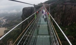 China’s new glass bridge tests courage of tourists