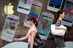 Social interactions during which mobile devices are present are less intimate and gratifying even if the device makes no noise. ©AFP PHOTO / TOSHIFUMI KITAMURA