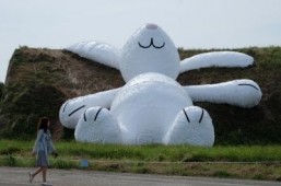 Hofman’s giant white rabbit wows Taiwan