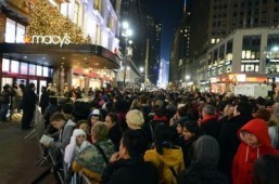 US stores in cutthroat fight for holiday shopping bucks