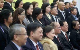 (ROME, Italy) President Benigno S. Aquino III shares the stage with the officials and members of the Philippine Embassy at the meeting with the Filipino community for a snap shot at the Leptis Magna Function Room of the Ergife Palace Hotel during his officiathc visit here on Thursday (December 03). (MNS photo)