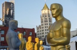 Oscar statuettes are seen as workers make preparations for the 88th Annual Academy Awards at Hollywood & Highland Center, Hollywood, California, on February 24, 2016. © AFP PHOTO/VALERIE MACON