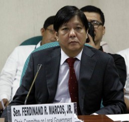 BANGSAMORO BASIC LAW: Senator Ferdinand “Bongbong” Marcos, Jr., chair of the Senate Committee on Local Government, listens to Datu Abul Khayr Alonto, Moro National Liberation Front (MNLF) Central Committee chair, during Monday’s (May 18, 2015) hearing on the proposed Bangsamoro Basic Law. Alonto said they stand together with the Moro Islamic Liberation Front (MILF) for the passage of the Bangsamoro Basic Law.(MNS photo)