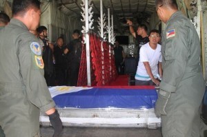 PNoy brings Robredo’s body to Naga