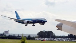 United Airlines extends 787 grounding to May
