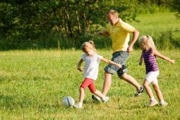 Playing sports together strengthens father-daughter bond: study