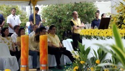 President Benigno S. Aquino III leads the nation in commemorating the 32nd death anniversary of his father, former Senator Benigno “Ninoy” Aquino, Jr., at the Manila Memorial Park in Sucat, Parañaque City on Friday (August 21) with sisters Maria Elena “Ballsy” Aquino-Cruz and Aurora Corazon “Pinky” Aquino-Abellada (August 21, 2015). (Photo by Joseph Vidal/ Malacañang Photo Bureau)