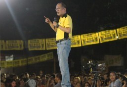 Aquino salutes workers, but mum on wages