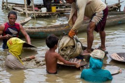 “Peter,” 11, works at an underwater mining site in Santa Milagrosa, Jose Panganiban. © 2015 Mark Z. Saludes for Human Rights Watch