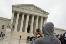 US Supreme Court halts Texas abortion clinics closure