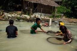 PHL: Children risk death to dig and dive for gold