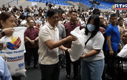 ‘Gov’t not sleeping,’ Marcos says as Makati barangays get aid