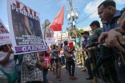 Protesters rally outside the Olongapo Hall of Justice where the preliminary investigation on the slaying of Filipino transgender woman Jennifer Laude is being heard on Monday. The protesters chided the Visiting Forces Agreement, which allows the presence of US troops in the country for war exercises. (MNS photo)
