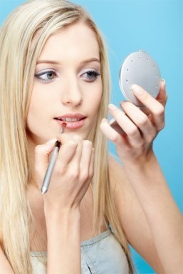 Study: men more attracted to women with less makeup