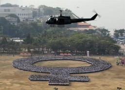 Over 10k Pinoys form women symbol at Luneta for Women´s Month